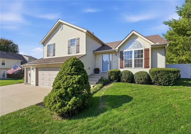 Photo 1 of Single family home for sale at 1304 Ne 104th Place, Kansas City, MO 64155 | MLS# 2645282 | Listing updated on 2026-10-18