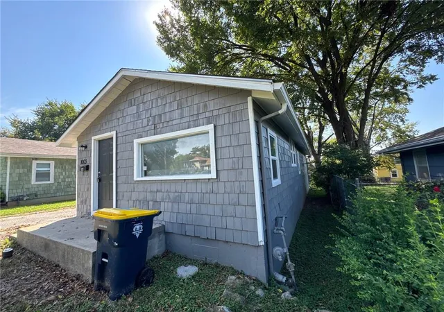 Photo 3 of Single family home for sale at 1003 E 83rd Terrace, Kansas City, MO 64131 | MLS# 2645302 | Listing updated on 2026-10-04