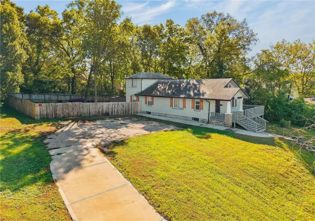 Photo 3 of Single family home for sale at 4927 Woodland Ave, Kansas City, MO 64110 | MLS# 2645305 | Listing updated on 2026-10-08