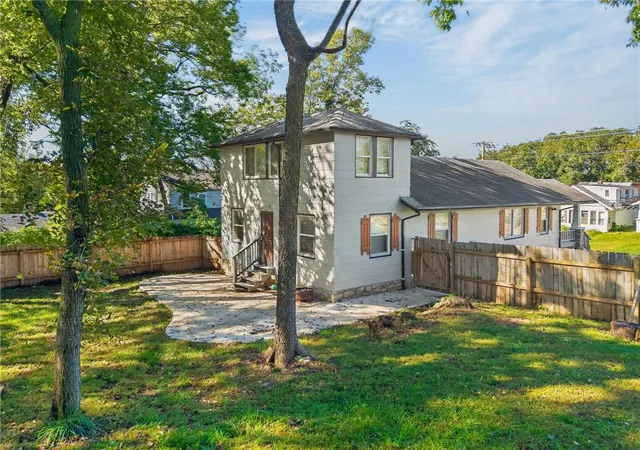 Photo 3 of Single family home for sale at 4927 Woodland Ave, Kansas City, MO 64110 | MLS# 2645305 | Listing updated on 2026-10-17