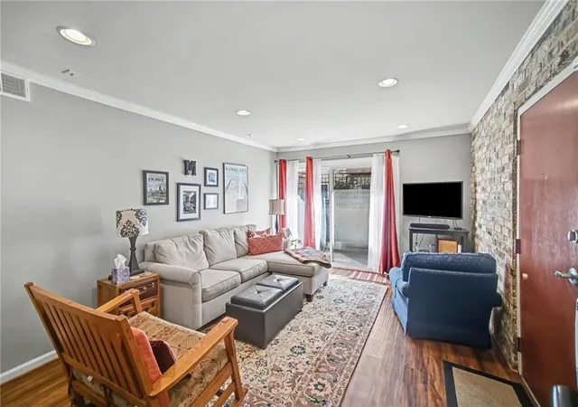 Listing Photo 4 - Condo for sale in building located at 5004 Baltimore Ave, Kansas City, MO 64112 - Unit #103