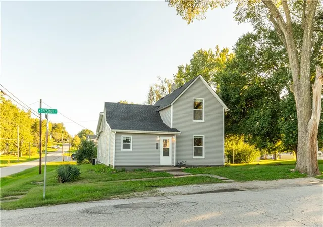 Photo 1 of Single family home for sale at 202 W Chestnut St, Savannah, MO 64485 | MLS# 2645314 | Listing updated on 2026-10-09