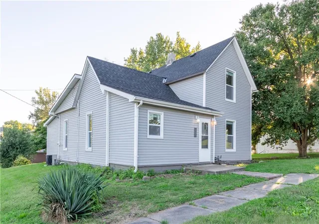 Photo 3 of Single family home for sale at 202 W Chestnut St, Savannah, MO 64485 | MLS# 2645314 | Listing updated on 2026-10-09