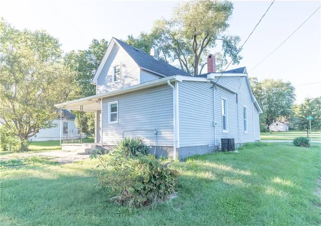 Photo 3 of Single family home for sale at 202 W Chestnut St, Savannah, MO 64485 | MLS# 2645314 | Listing updated on 2026-10-09