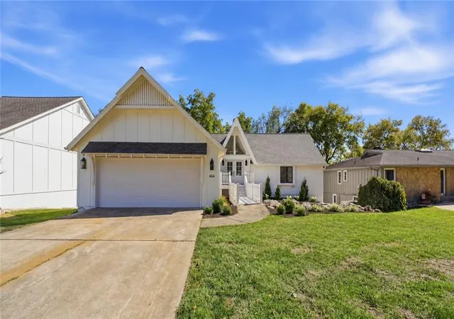 Single family home for sale at 484 N Winnebago Dr, Lake Winnebago, MO 64034 | MLS# 2645326