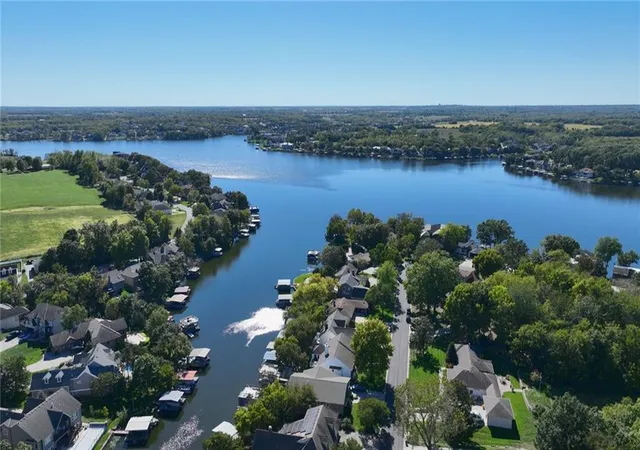 Photo 3 of Single family home for sale at 484 N Winnebago Dr, Lake Winnebago, MO 64034 | MLS# 2645326 | Listing updated on 2026-10-09