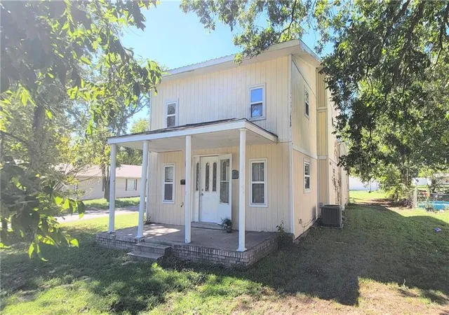 Single family home for sale at 28 Ohio St, Iola, KS 66749 | MLS# 2645338