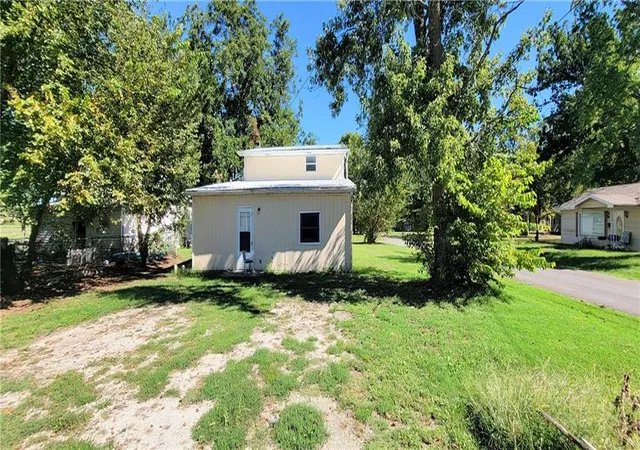 Photo 3 of Single family home for sale at 28 Ohio St, Iola, KS 66749 | MLS# 2645338 | Listing updated on 2026-10-03