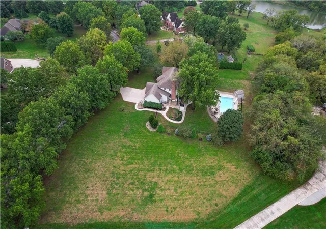Photo 3 of Single family home for sale at 9510 SE Keystone Dr, Lees Summit, MO 64086 | MLS# 2645345 | Listing updated on 2026-10-15