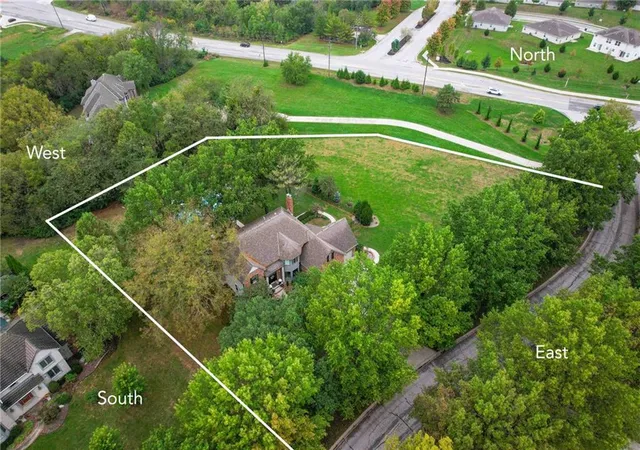 Photo 4 of Single family home for sale at 9510 SE Keystone Dr, Lees Summit, MO 64086 | MLS# 2645345 | Listing updated on 2026-10-15