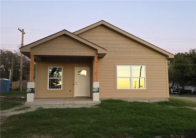 Photo 3 of Single family home for sale at 1101 N Main St, Ottawa, KS 66067 | MLS# 2645350 | Listing updated on 2026-10-10
