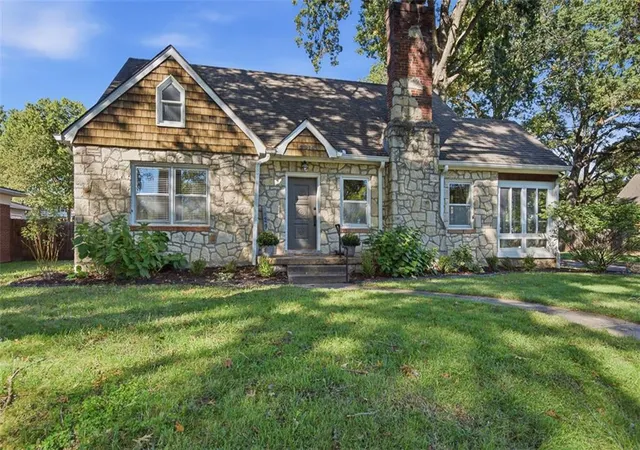Single family home for sale at 2914 Shrine Park Rd, Leavenworth, KS 66048 | MLS# 2645370