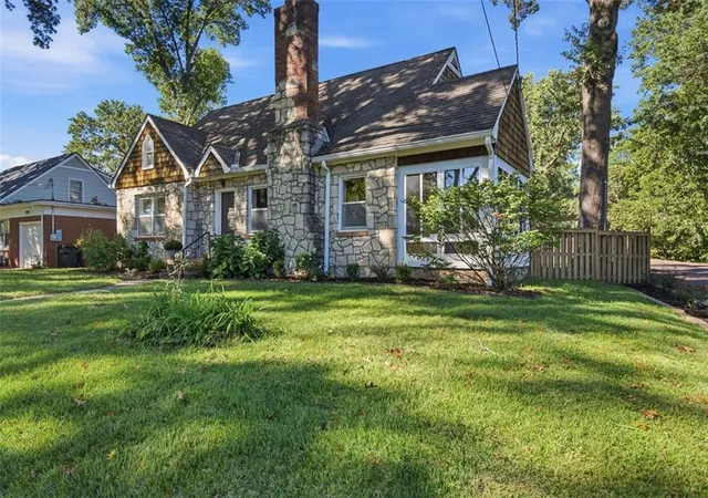 Photo 1 of Single family home for sale at 2914 Shrine Park Rd, Leavenworth, KS 66048 | MLS# 2645370 | Listing updated on 2026-10-04