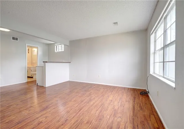 Listing Photo 5 - Condo for sale in building located at 10508 E 41st St, Kansas City, MO 64133