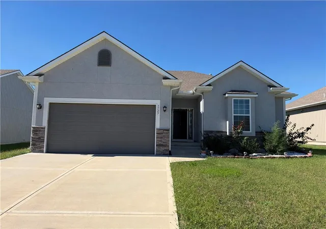 Photo 1 of Single family home for sale at 3725 Nw Old Stagecoach Rd, Kansas City, MO 64154 | MLS# 2645388 | Listing updated on 2026-10-08