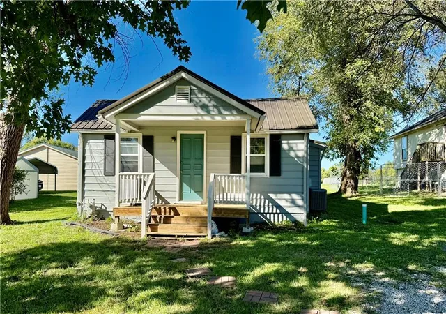 Photo 1 of Single family home for sale at 414 Darneal Ave, Richmond, MO 64085 | MLS# 2645403 | Listing updated on 2026-10-19