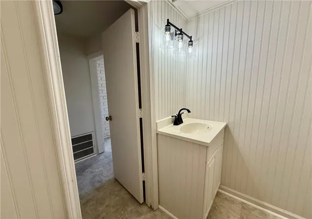 Photo 3 of Single family home for sale at 414 Darneal Ave, Richmond, MO 64085 | MLS# 2645403 | Listing updated on 2026-10-19