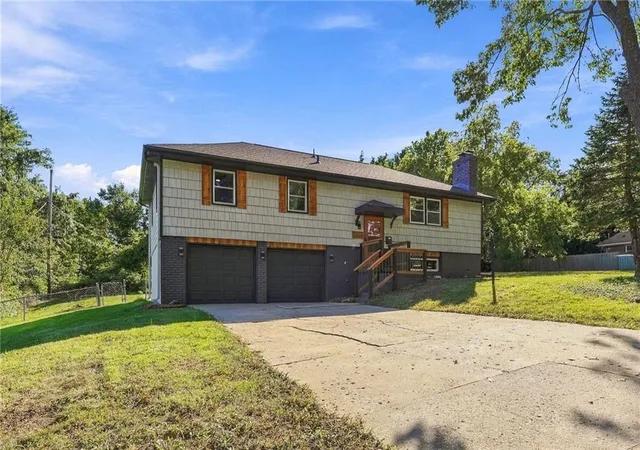 Photo 3 of Single family home for sale at 8915 E 57th Street, Raytown, MO 64133 | MLS# 2645405 | Listing updated on 2026-10-04