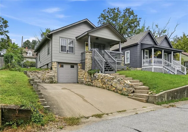 Photo 3 of Single family home for sale at 124 S Myrtle St, Excelsior Springs, MO 64024 | MLS# 2645408 | Listing updated on 2026-10-08