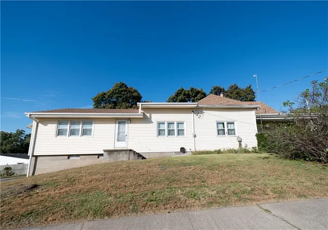 Photo 2 of Single family home for sale at King Hl Ave, Saint Joseph, MO 64504 | MLS# 2645411 | Listing updated on 2026-10-21
