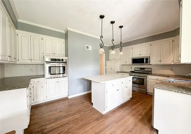 Photo 4 of Single family home for sale at 6836 Glenwood St, Overland Park, KS 66204 | MLS# 2645413 | Listing updated on 2026-10-05