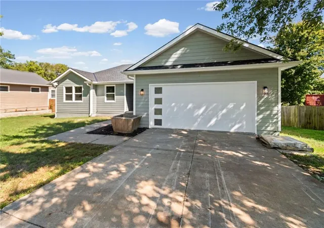 Photo 3 of Single family home for sale at 615 S Camden St, Richmond, MO 64085 | MLS# 2645417 | Listing updated on 2026-10-05
