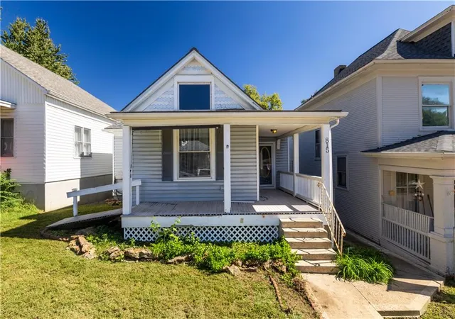 Photo 1 of Single family home for sale at 815 South 16th St, Saint Joseph, MO 64501 | MLS# 2645429 | Listing updated on 2026-10-04