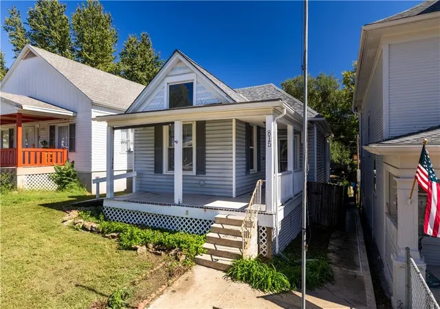 Photo 3 of Single family home for sale at 815 South 16th St, Saint Joseph, MO 64501 | MLS# 2645429 | Listing updated on 2026-10-04