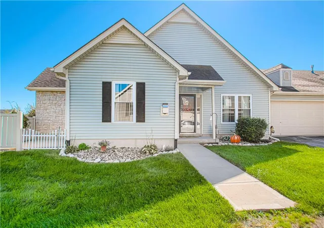 Single family home for sale at 9807 N Potter Ave, Kansas City, MO 64157 | MLS# 2645438