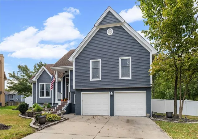 Photo 2 of Sale Pending at 7633 N Rhode Ave, Kansas City, MO 64152 | MLS# 2645452 | Listing updated on 2026-10-18