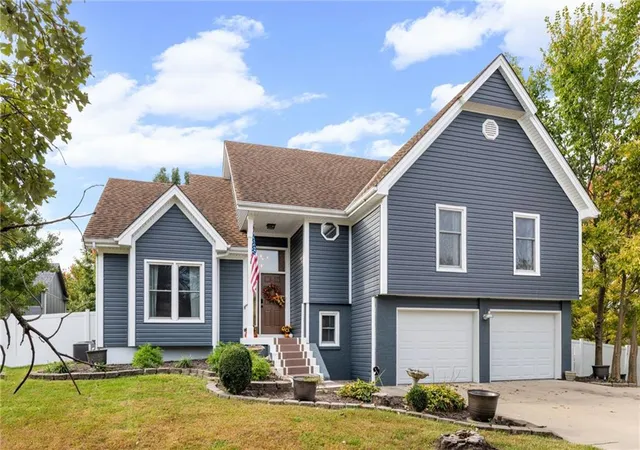Photo 3 of Sale Pending at 7633 N Rhode Ave, Kansas City, MO 64152 | MLS# 2645452 | Listing updated on 2026-10-18