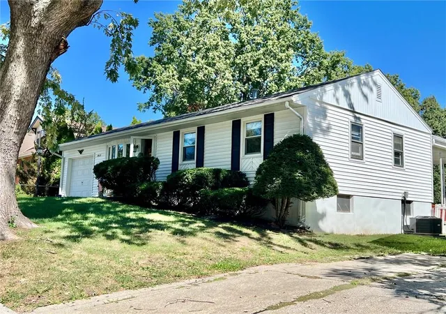 Photo 3 of Single family home for sale at 3913 S Spring St, Independence, MO 64055 | MLS# 2645460 | Listing updated on 2026-10-08