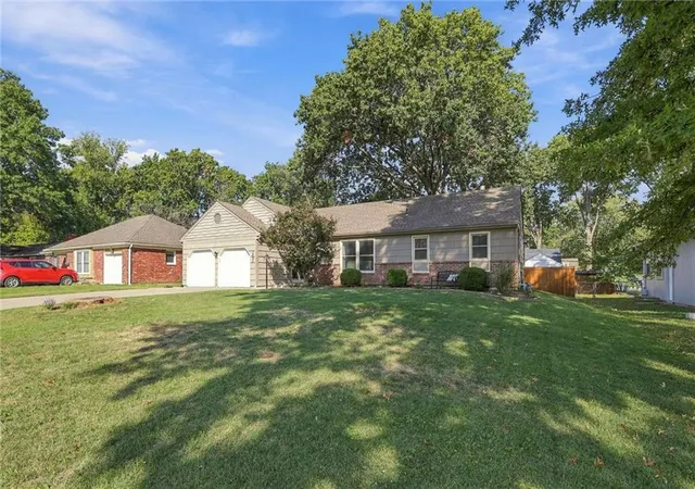Photo 3 of Sale Pending at 7622 W 96th Terrace, Overland Park, KS 66212 | MLS# 2645461 | Listing updated on 2026-10-17