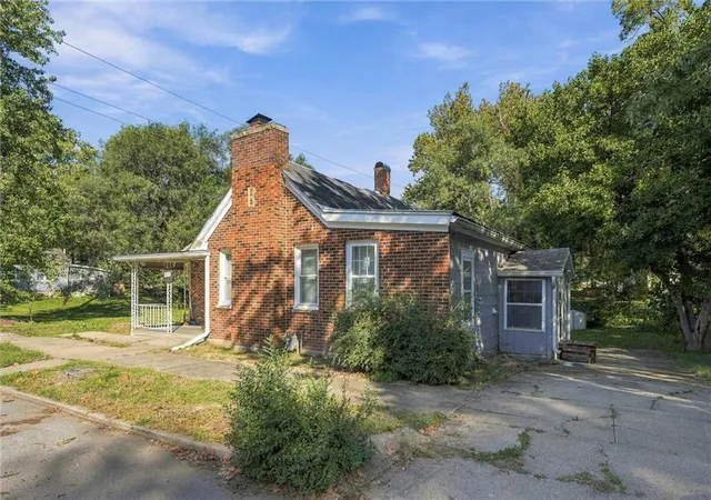 Photo 3 of Single family home for sale at 838 Ottawa St, Leavenworth, KS 66048 | MLS# 2645469 | Listing updated on 2026-10-10