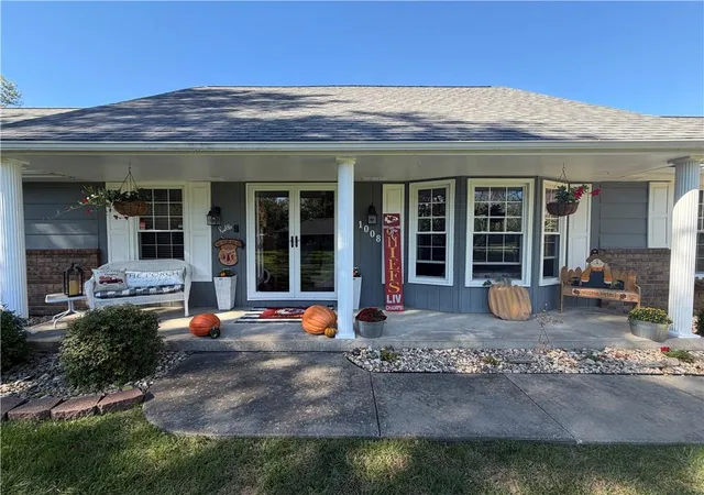 Photo 2 of Single family home for sale at 1008 Medbury Ln, Richmond, MO 64085 | MLS# 2645470 | Listing updated on 2026-10-07
