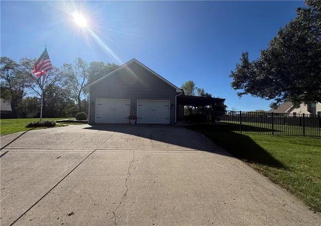 Photo 3 of Single family home for sale at 1008 Medbury Ln, Richmond, MO 64085 | MLS# 2645470 | Listing updated on 2026-10-07