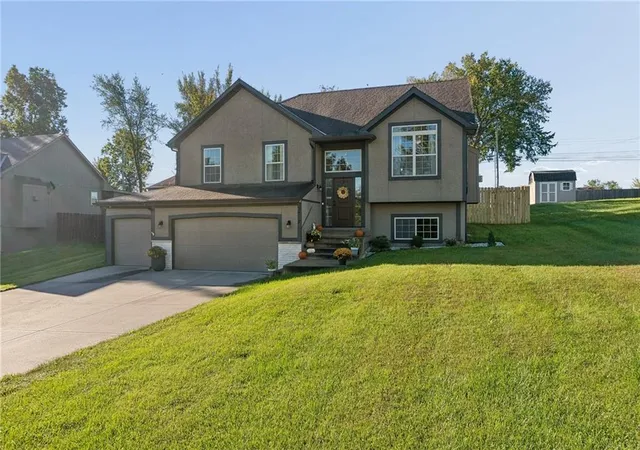 Single family home for sale at 3517 NE 85th Terrace, Kansas City, MO 64156 | MLS# 2645474