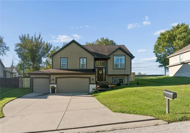 Photo 3 of Single family home for sale at 3517 Ne 85th Terrace, Kansas City, MO 64156 | MLS# 2645474 | Listing updated on 2026-10-06