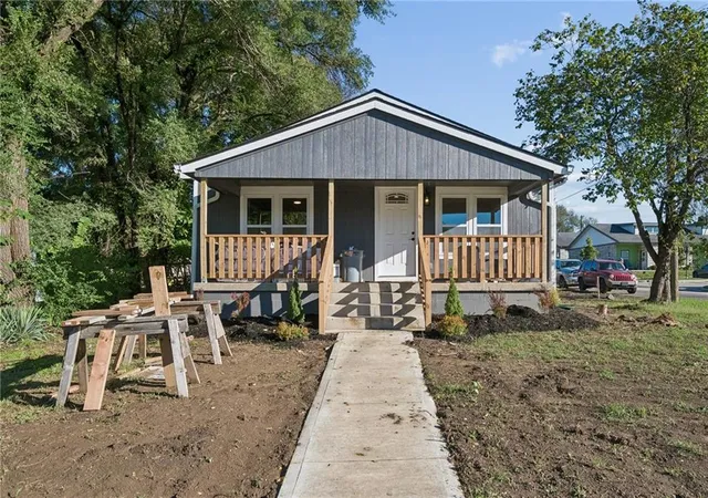 Photo 1 of Single family home for sale at 139 E 3rd Street, Tonganoxie, KS 66086 | MLS# 2645475 | Listing updated on 2026-10-05