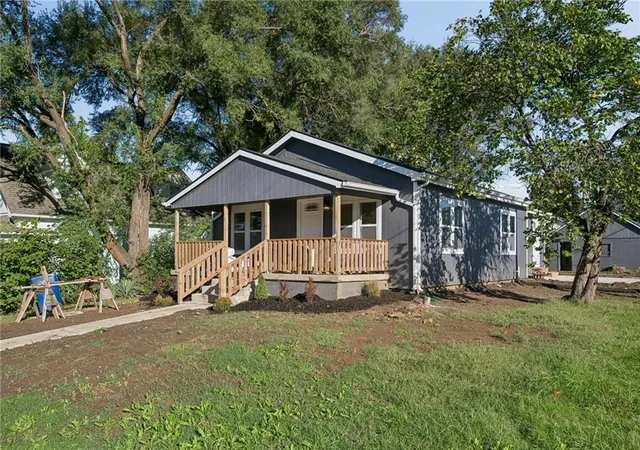 Photo 2 of Single family home for sale at 139 E 3rd Street, Tonganoxie, KS 66086 | MLS# 2645475 | Listing updated on 2026-10-05