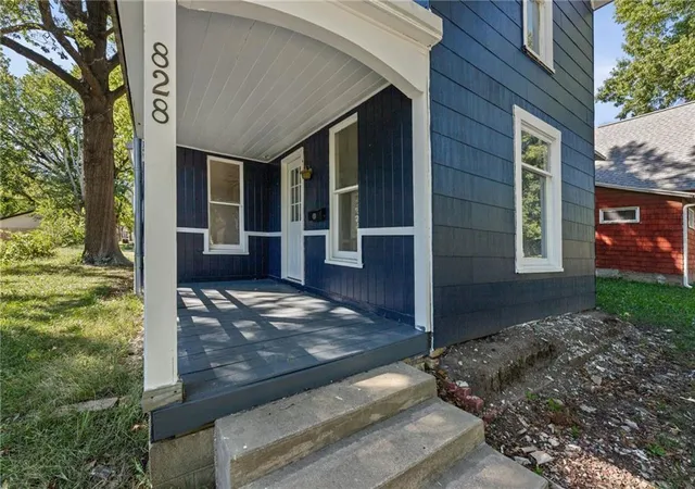 Photo 2 of Single family home for sale at 828 N Jefferson Ave, Iola, KS 66749 | MLS# 2645504 | Listing updated on 2026-10-05