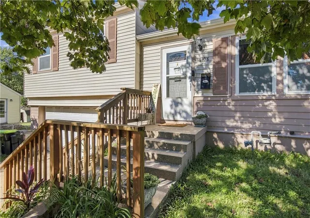 Single family home for sale at 16108 E 32nd Street S, Independence, MO 64055 | MLS# 2645511