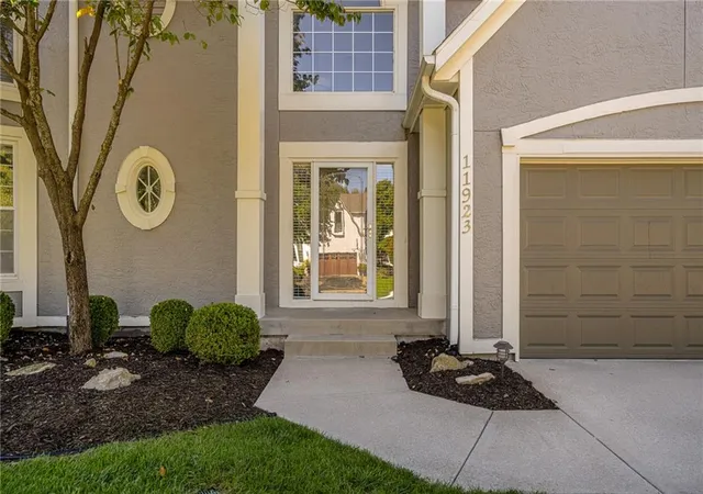 Photo 3 of Single family home for sale at 11923 W 131st Terrace, Overland Park, KS 66213 | MLS# 2645514 | Listing updated on 2026-10-08