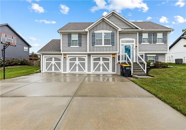 Photo 1 of Single family home for sale at 1002 W 10th Avenue, Kearney, MO 64060 | MLS# 2645517 | Listing updated on 2026-10-06