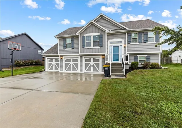 Photo 2 of Single family home for sale at 1002 W 10th Avenue, Kearney, MO 64060 | MLS# 2645517 | Listing updated on 2026-10-06