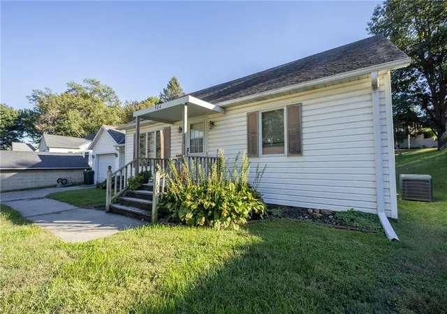 Photo 3 of Sale Pending at 504 William St, Rock Port, MO 64482 | MLS# 2645527 | Listing updated on 2026-10-11