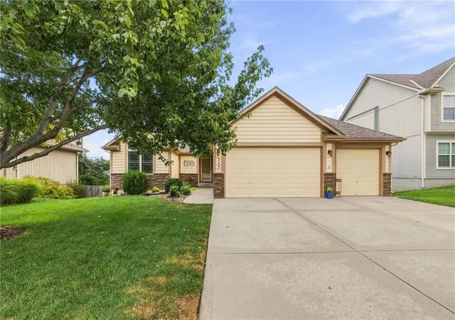 Single family home for sale at 343 SE Wood Ln, Lees Summit, MO 64063 | MLS# 2645529