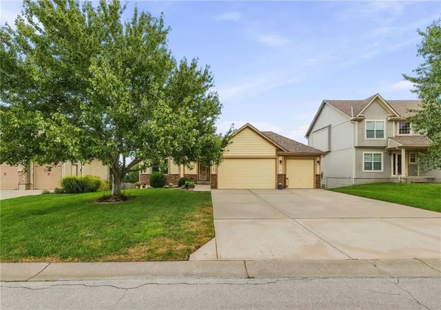 Photo 2 of Single family home for sale at 343 Se Wood Ln, Lees Summit, MO 64063 | MLS# 2645529 | Listing updated on 2026-10-06