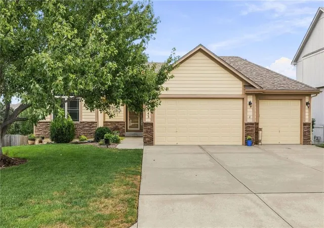 Photo 3 of Single family home for sale at 343 Se Wood Ln, Lees Summit, MO 64063 | MLS# 2645529 | Listing updated on 2026-10-06
