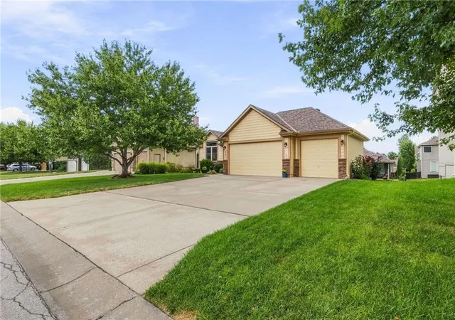 Photo 4 of Single family home for sale at 343 SE Wood Ln, Lees Summit, MO 64063 | MLS# 2645529 | Listing updated on 2026-10-06